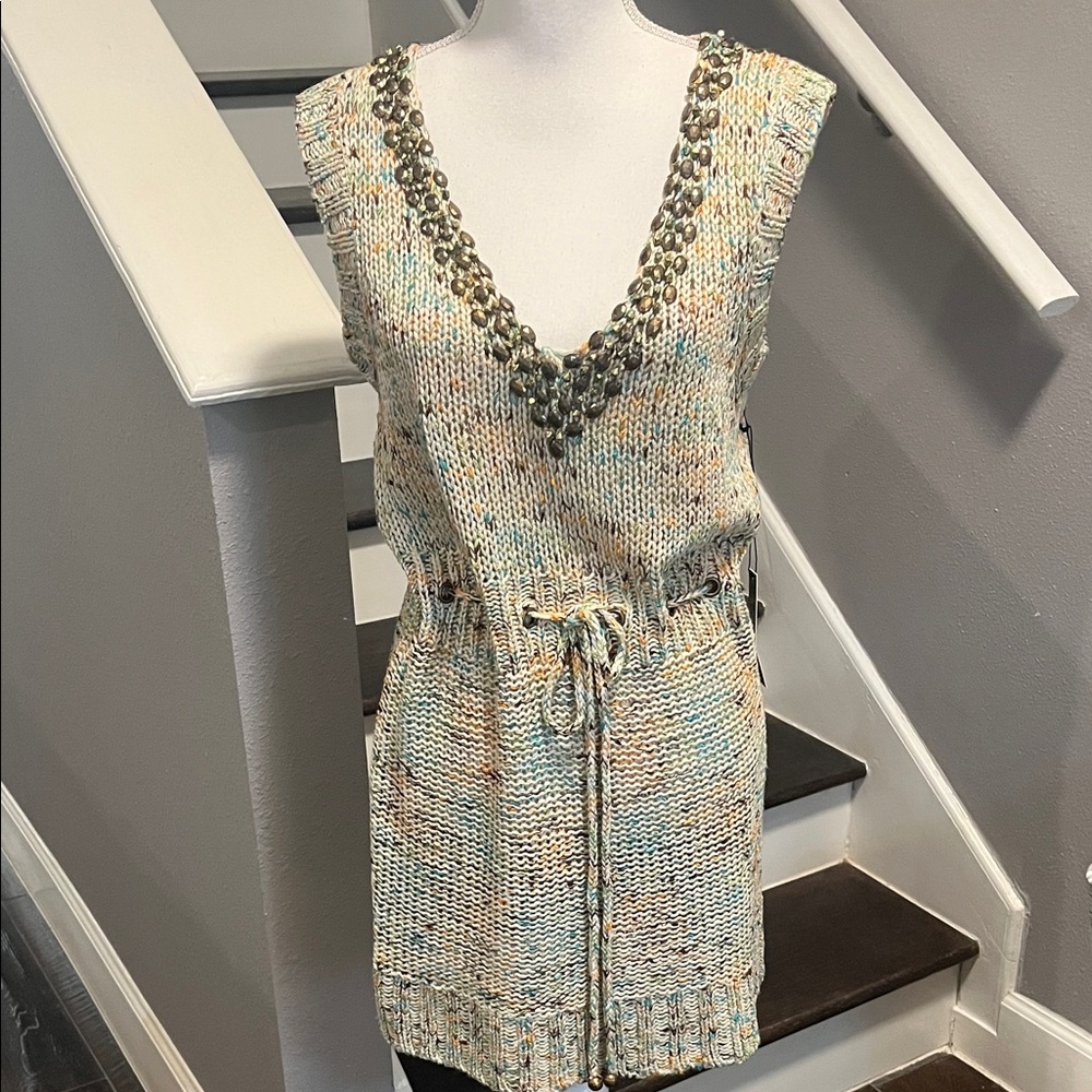 BCBGMaxAzria Multicolor Knit Top. Beautiful V-neck & Accents. Sleeveless XL NWT